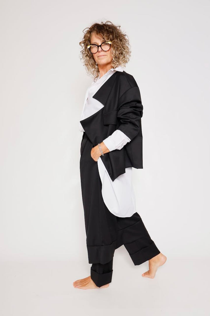 PANTALÓN NEGRO CON BAJO SUPERPUESTO A6BM6797
