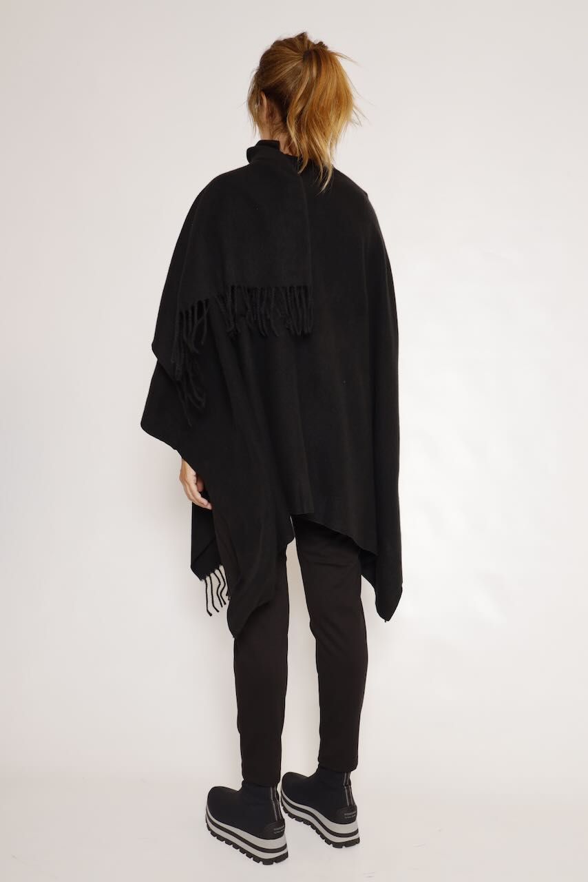 PONCHO CAPA NEGRO ETER